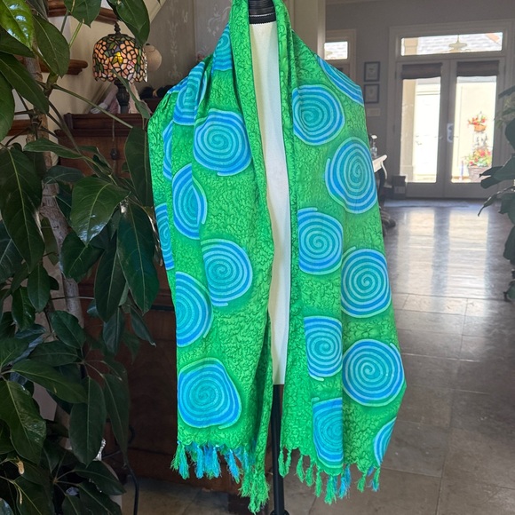 SCARF/WRAP ladies, vibrant, green and blue with tassels excellent condition - Picture 9 of 11